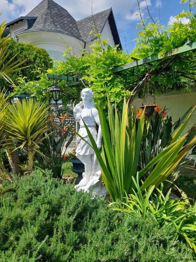 La Parisienne Villa *